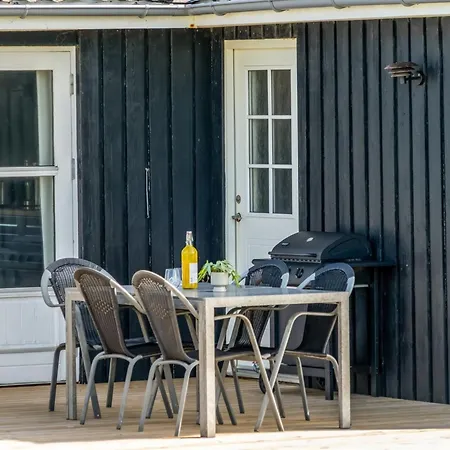 Semesterbostad Leonard - 130m From The Sea By Interhome