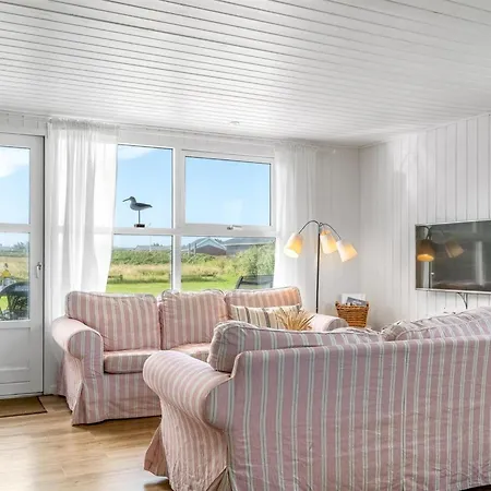 Semesterbostad Leonard - 130m From The Sea By Interhome